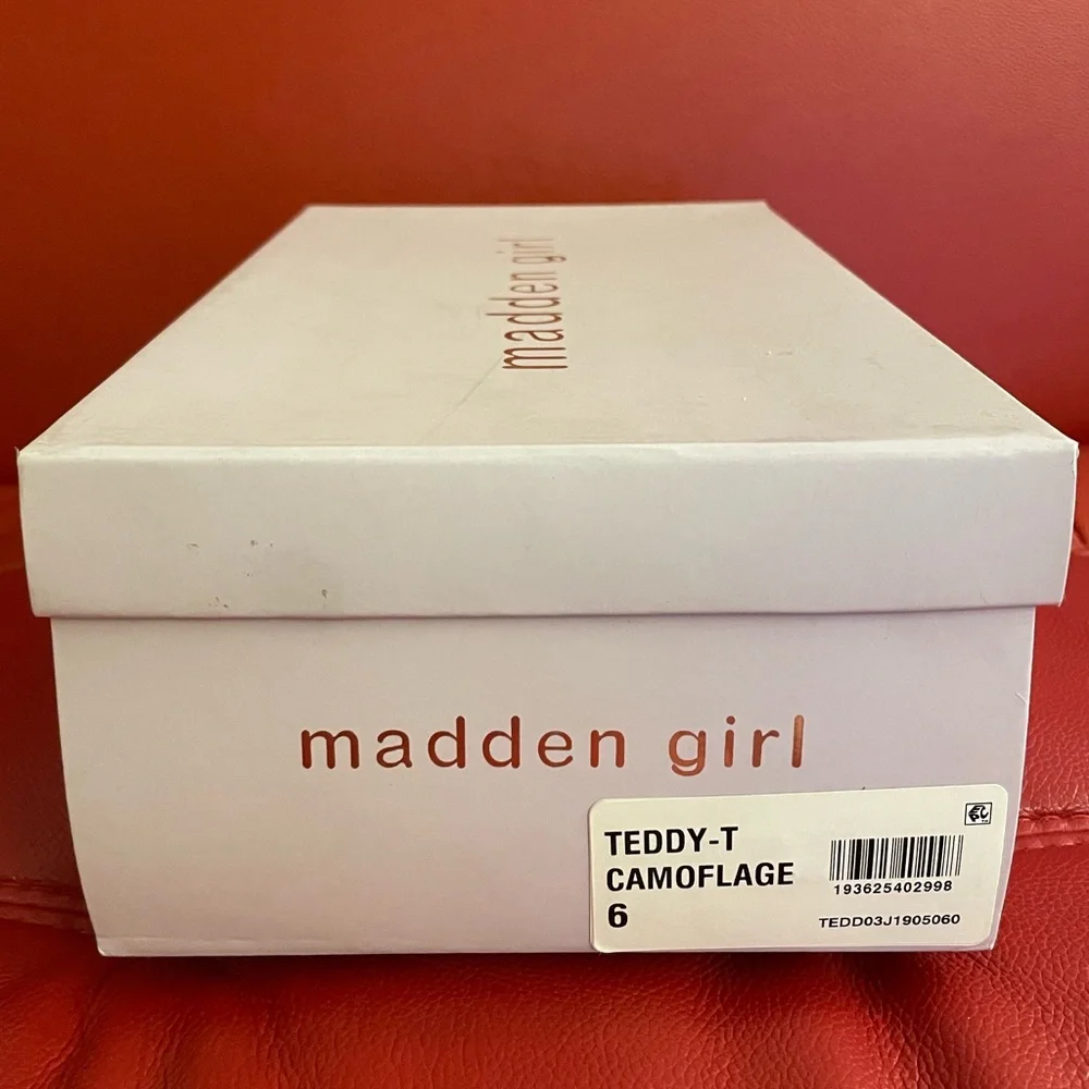 Teddy-T Camouflage Sandals, Sz 6 (Steve Madden) - Picture 8 of 8